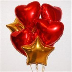 Композиция воздушных шаров-сердец со звездами из фольги
